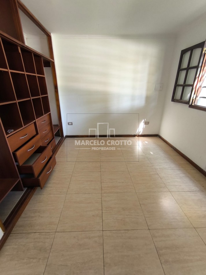 ALQUILER DE CASA 4 AMBIENTES CON GARAGE PARRILLA Y PATIO