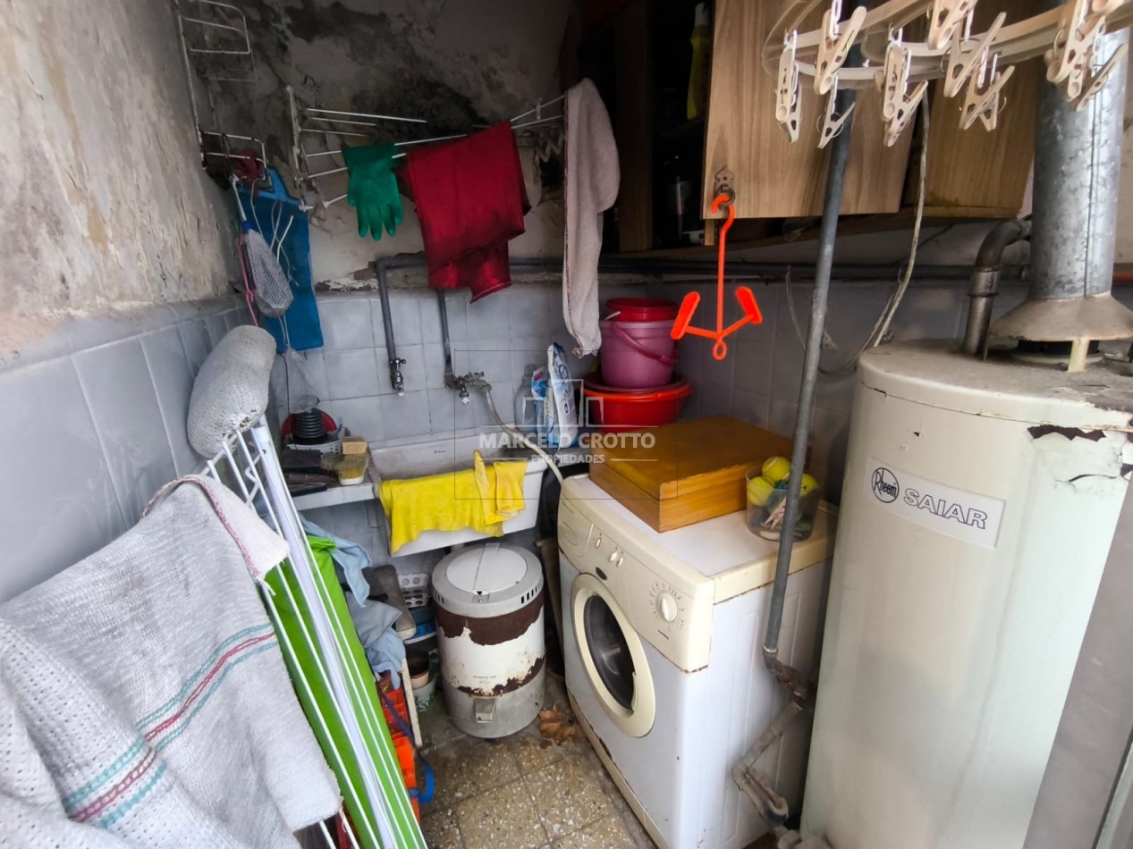 VENTA DE CASA EN  PH PLANTA BAJA (SOLO 2 UNIDADES) 4 AMBIENTES GARAGE Y PATIO, BARRIO LA PERLA