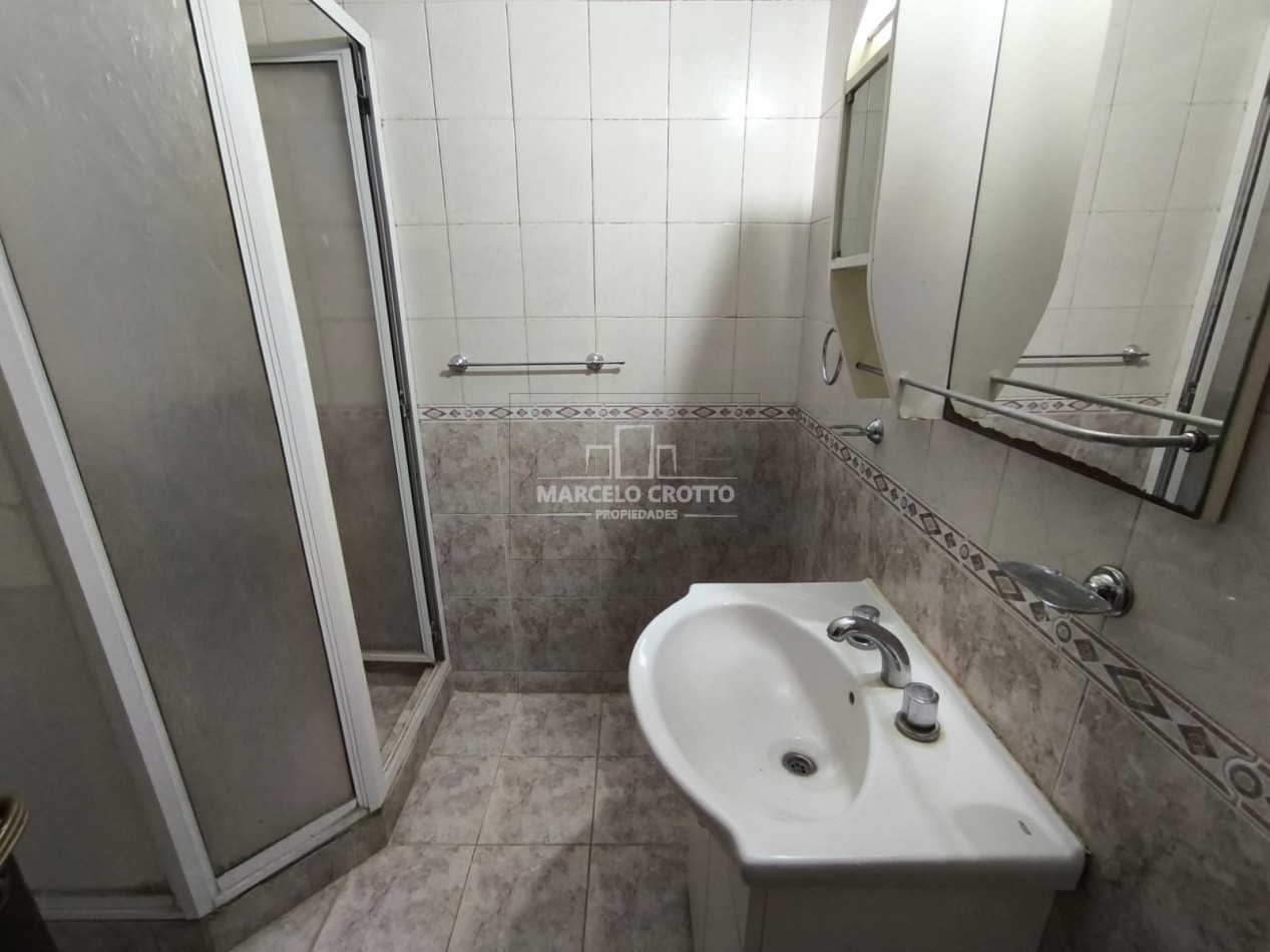 ALQUILER DE CASA 4 AMBIENTES CON GARAGE PARRILLA Y PATIO