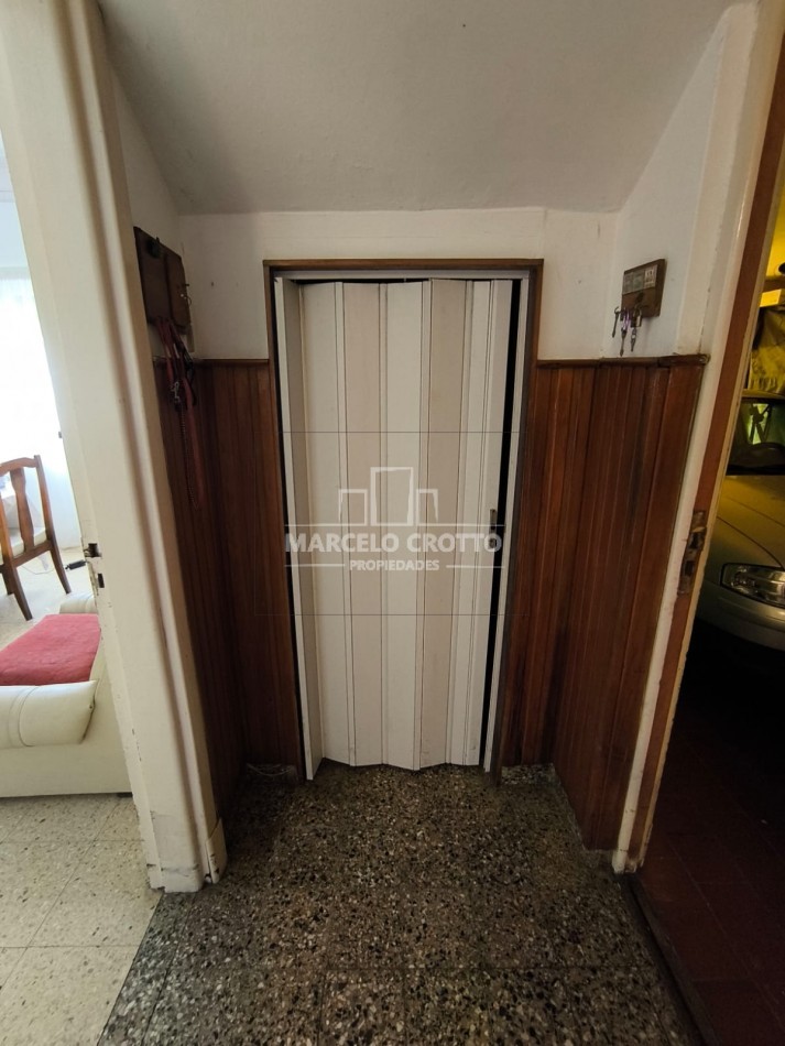 VENTA DE CASA EN  PH PLANTA BAJA (SOLO 2 UNIDADES) 4 AMBIENTES GARAGE Y PATIO, BARRIO LA PERLA