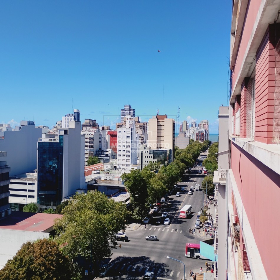 VENTA DEPARTAMENTO PISO 5 AMBIENTES CON BALCON A LA CALLE Y BAULERA ZONA MACROCENTRO