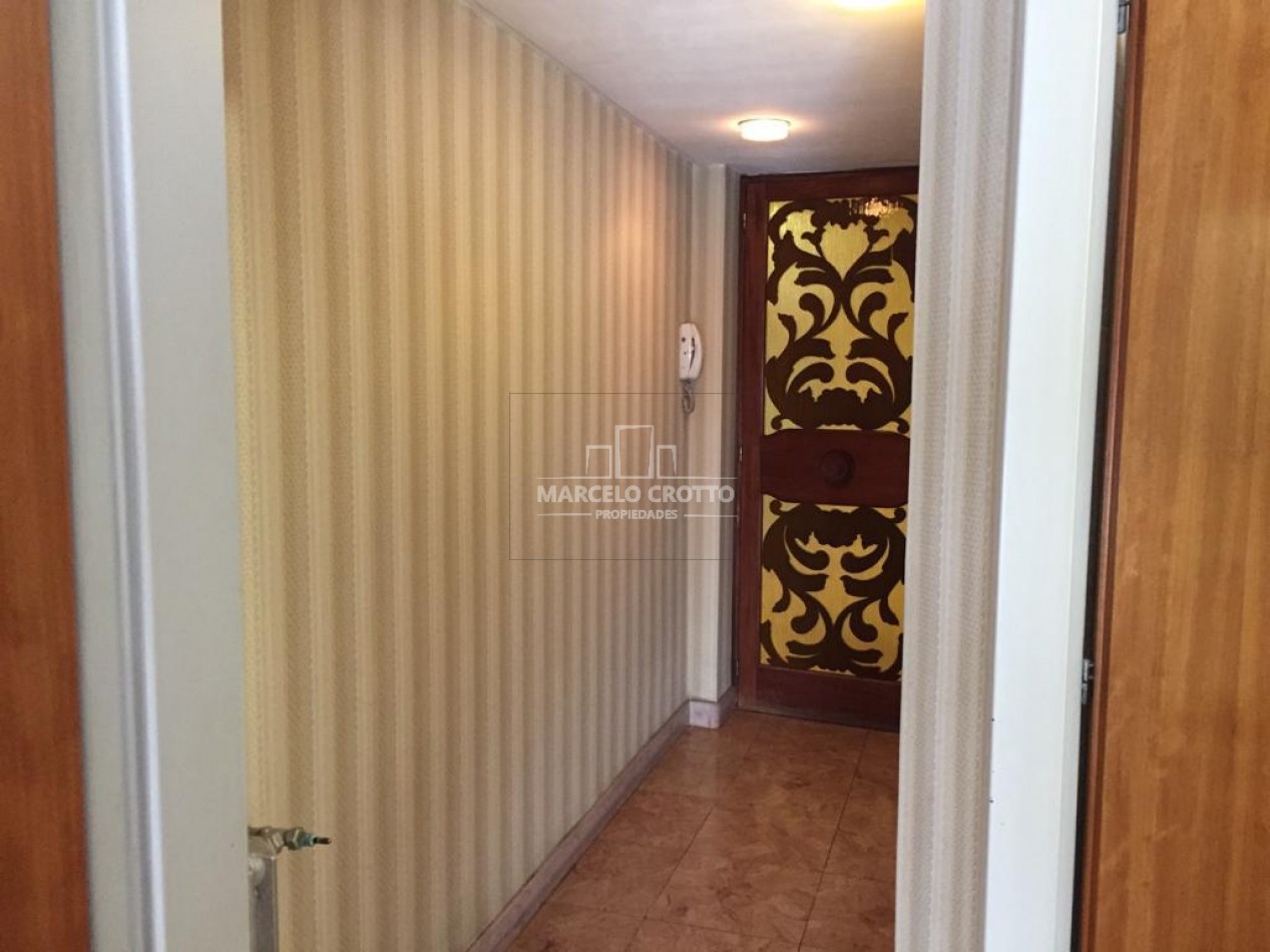 VENTA DEPARTAMENTO PISO 5 AMBIENTES CON BALCON A LA CALLE Y BAULERA ZONA MACROCENTRO