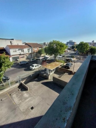 DEPARTAMENTO 4 Ambientes con balcon al frente 