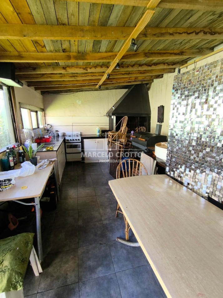 VENTA CHALET 3 AMBIENTES GARAGE PARQUE QUINCHO Y PILETA, BARRIO VILLA PRIMERA