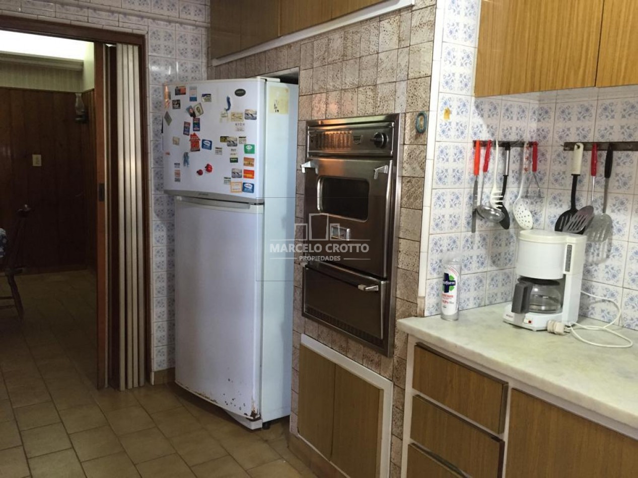 VENTA DEPARTAMENTO PISO 5 AMBIENTES CON BALCON A LA CALLE Y BAULERA ZONA MACROCENTRO