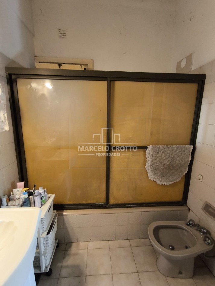 VENTA DE CASA EN  PH PLANTA BAJA (SOLO 2 UNIDADES) 4 AMBIENTES GARAGE Y PATIO, BARRIO LA PERLA