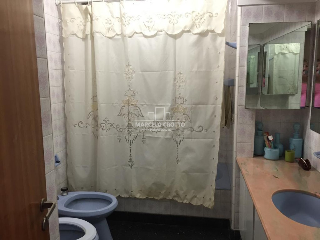 VENTA DEPARTAMENTO PISO 5 AMBIENTES CON BALCON A LA CALLE Y BAULERA ZONA MACROCENTRO