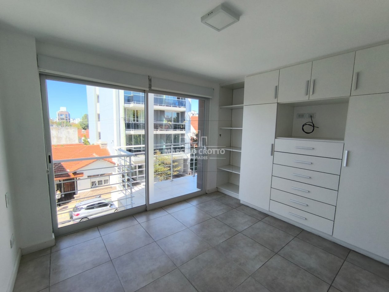 ALQUILER DEPARTAMENTO SEMIPISO 2 AMBIENTES CON BALCON CORRIDO A LA CALLE Y COCHERA, BARRIO CHAUVIN