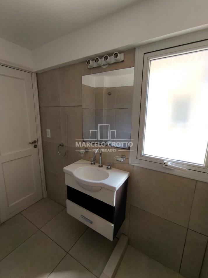 ALQUILER DEPARTAMENTO SEMIPISO 2 AMBIENTES CON BALCON CORRIDO A LA CALLE Y COCHERA, BARRIO CHAUVIN