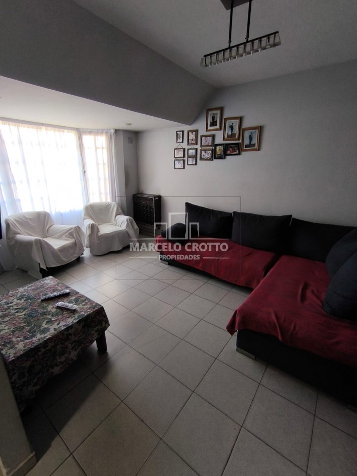 VENTA CHALET 3 AMBIENTES GARAGE PARQUE QUINCHO Y PILETA, BARRIO VILLA PRIMERA