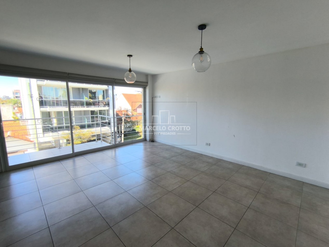 ALQUILER DEPARTAMENTO SEMIPISO 2 AMBIENTES CON BALCON CORRIDO A LA CALLE Y COCHERA, BARRIO CHAUVIN