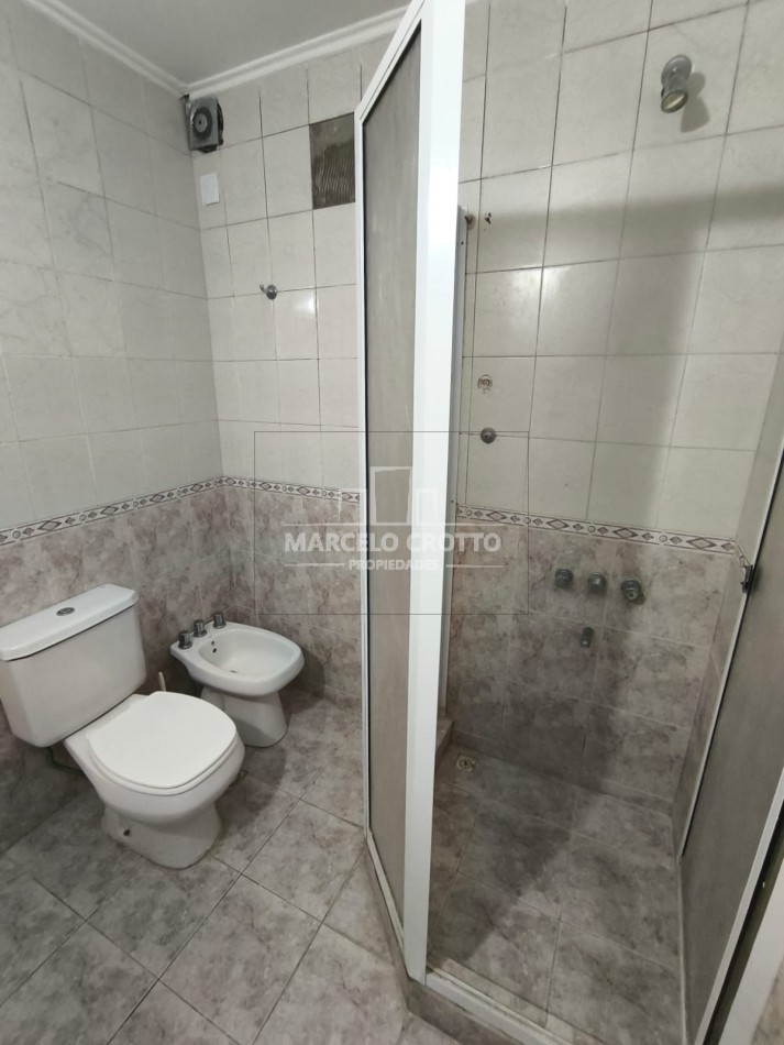 ALQUILER DE CASA 4 AMBIENTES CON GARAGE PARRILLA Y PATIO