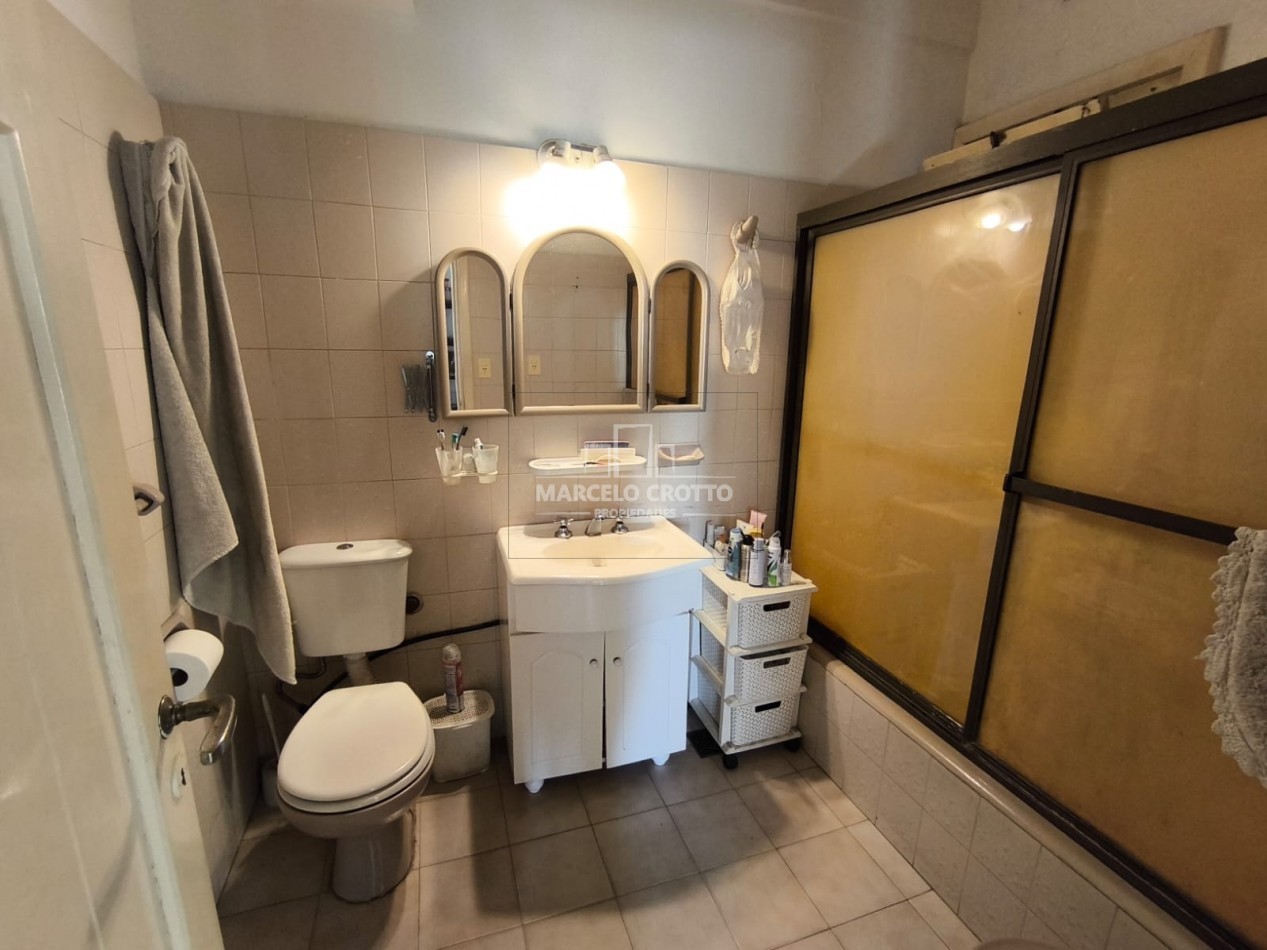 VENTA DE CASA EN  PH PLANTA BAJA (SOLO 2 UNIDADES) 4 AMBIENTES GARAGE Y PATIO, BARRIO LA PERLA