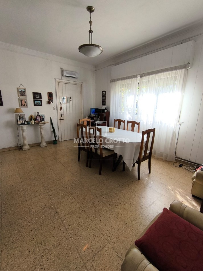 VENTA DE CASA EN  PH PLANTA BAJA (SOLO 2 UNIDADES) 4 AMBIENTES GARAGE Y PATIO, BARRIO LA PERLA