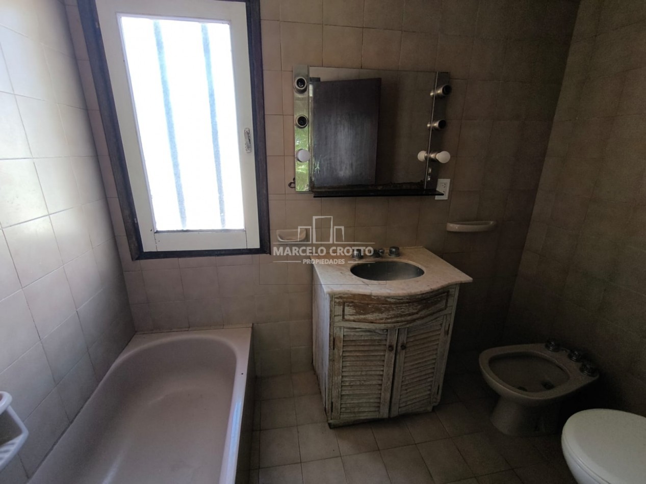 ALQUILER DE CASA 4 AMBIENTES CON GARAGE PARRILLA Y PATIO