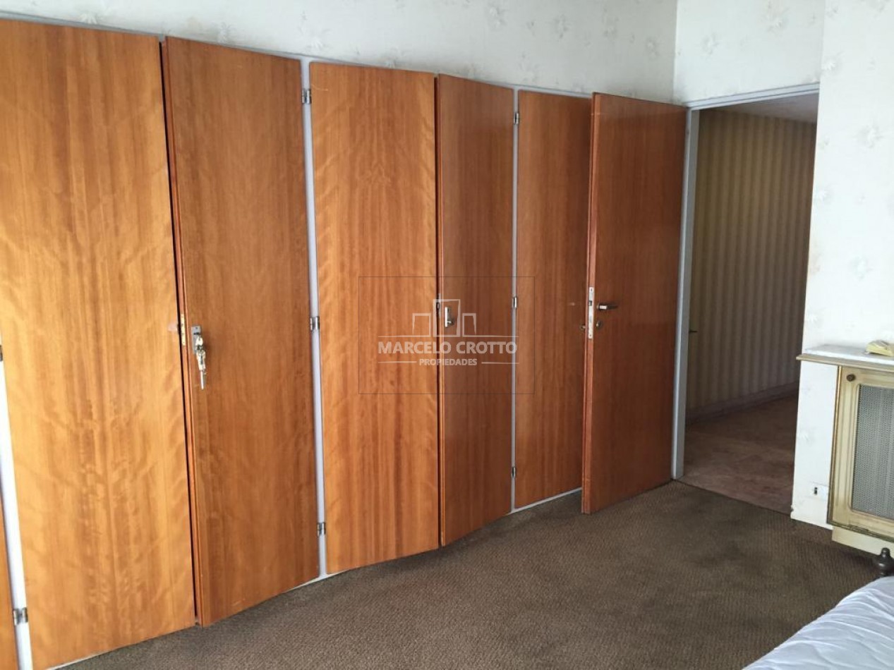 VENTA DEPARTAMENTO PISO 5 AMBIENTES CON BALCON A LA CALLE Y BAULERA ZONA MACROCENTRO