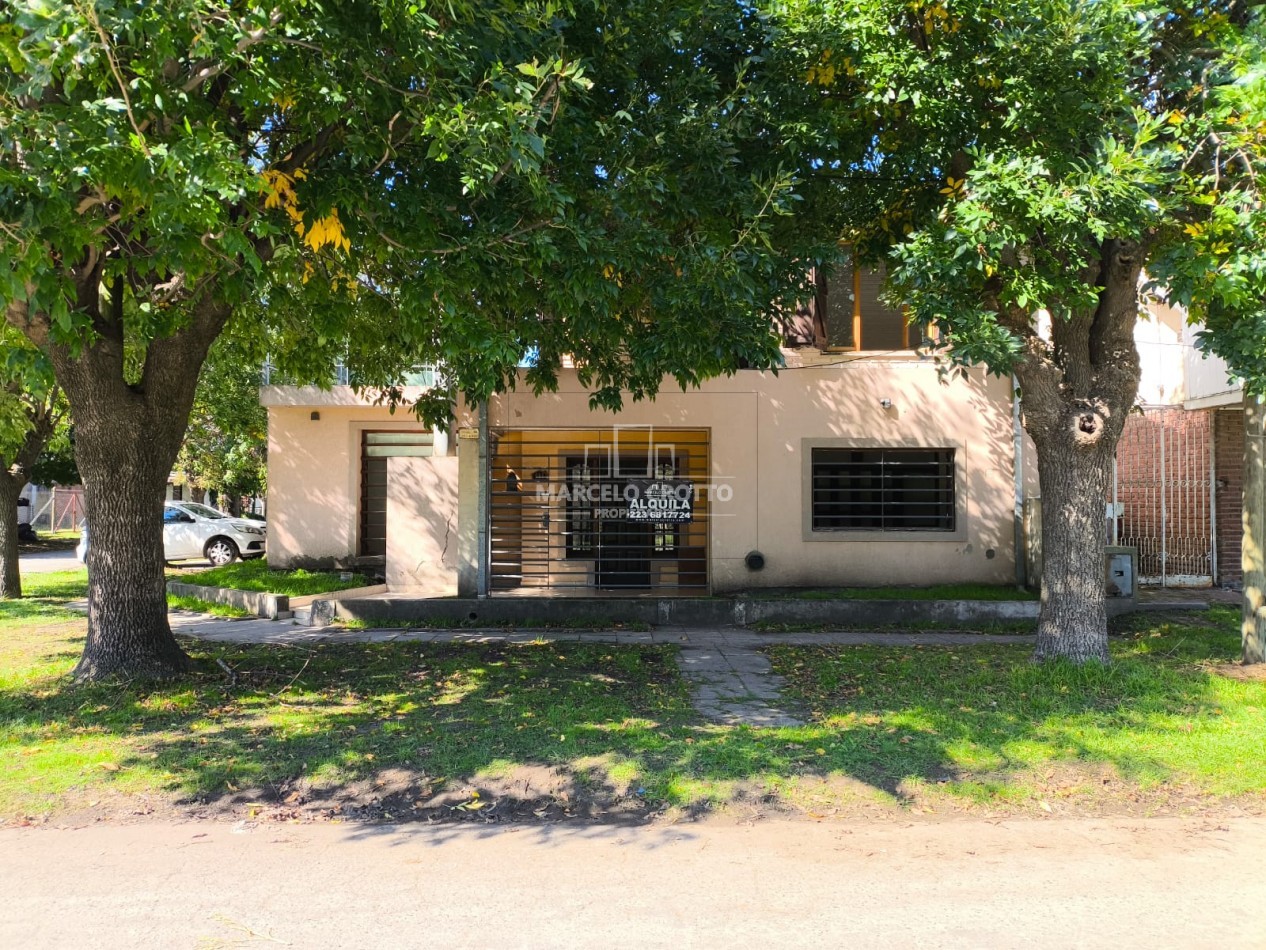 ALQUILER DE CASA 4 AMBIENTES CON GARAGE PARRILLA Y PATIO