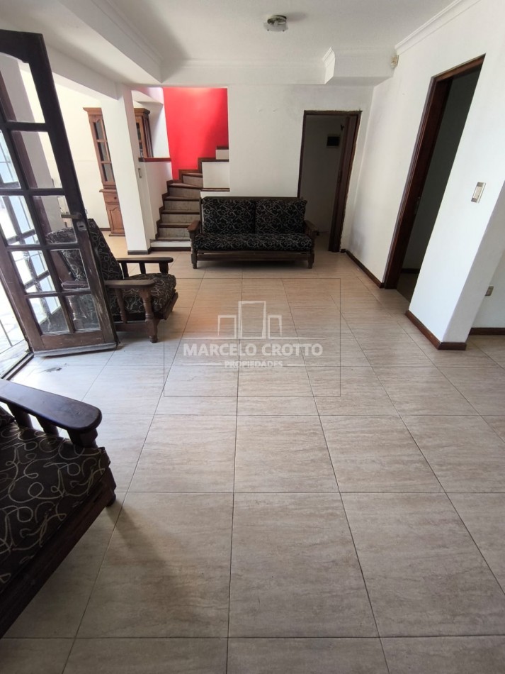 ALQUILER DE CASA 4 AMBIENTES CON GARAGE PARRILLA Y PATIO