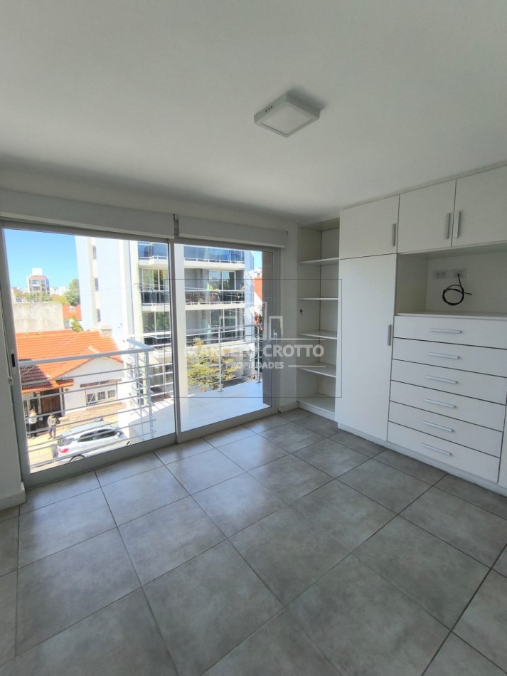 ALQUILER DEPARTAMENTO SEMIPISO 2 AMBIENTES CON BALCON CORRIDO A LA CALLE Y COCHERA, BARRIO CHAUVIN