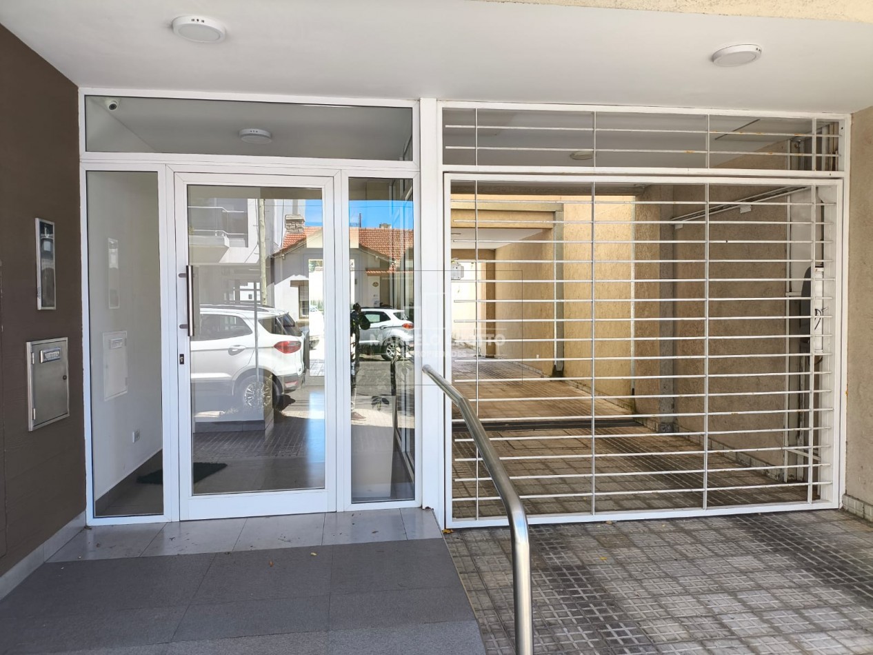 ALQUILER DEPARTAMENTO SEMIPISO 2 AMBIENTES CON BALCON CORRIDO A LA CALLE Y COCHERA, BARRIO CHAUVIN