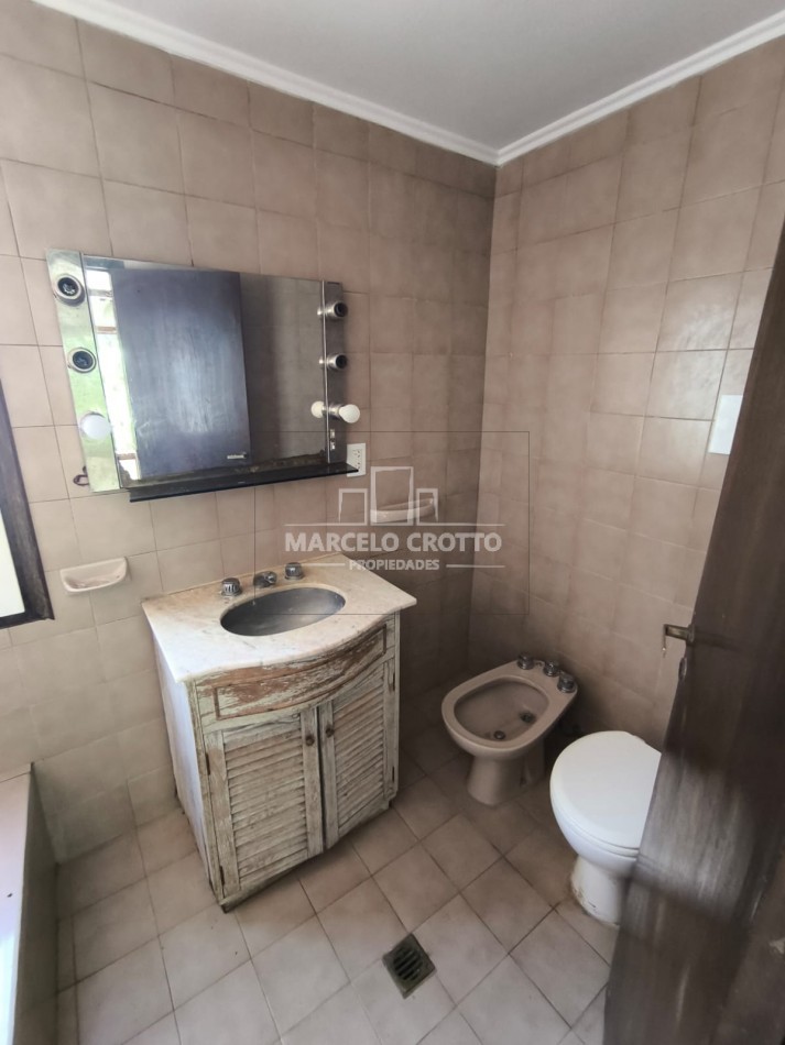 ALQUILER DE CASA 4 AMBIENTES CON GARAGE PARRILLA Y PATIO