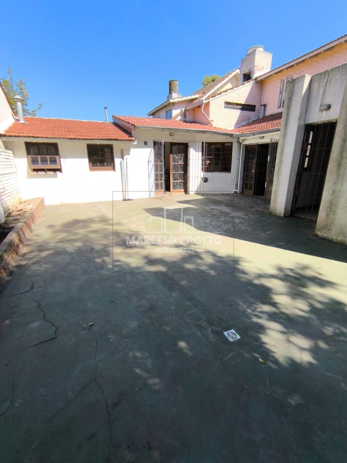 ALQUILER DE CASA 4 AMBIENTES CON GARAGE PARRILLA Y PATIO