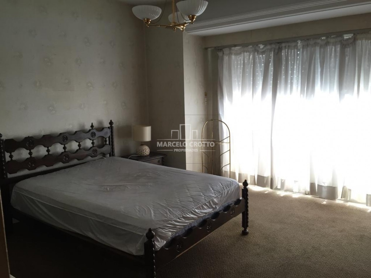 VENTA DEPARTAMENTO PISO 5 AMBIENTES CON BALCON A LA CALLE Y BAULERA ZONA MACROCENTRO