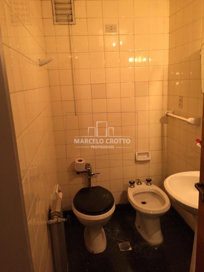 VENTA DEPARTAMENTO PISO 5 AMBIENTES CON BALCON A LA CALLE Y BAULERA ZONA MACROCENTRO