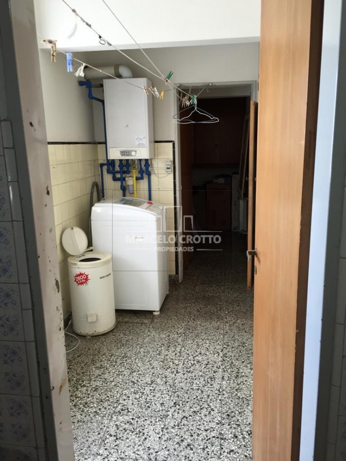 VENTA DEPARTAMENTO PISO 5 AMBIENTES CON BALCON A LA CALLE Y BAULERA ZONA MACROCENTRO