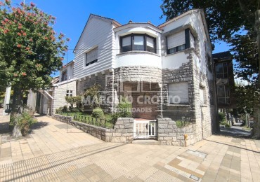 VENTA DE CASA EN  PH PLANTA BAJA (SOLO 2 UNIDADES) 4 AMBIENTES GARAGE Y PATIO, BARRIO LA PERLA