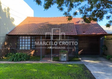 VENTA CHALET 3 AMBIENTES GARAGE PARQUE QUINCHO Y PILETA, BARRIO VILLA PRIMERA